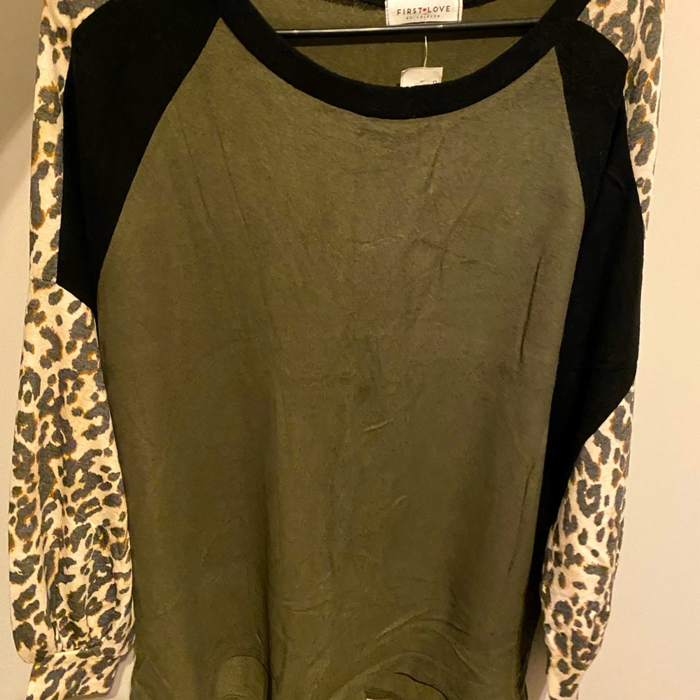 ❣️NWT OLIVE & LEOPARD TOP❣️